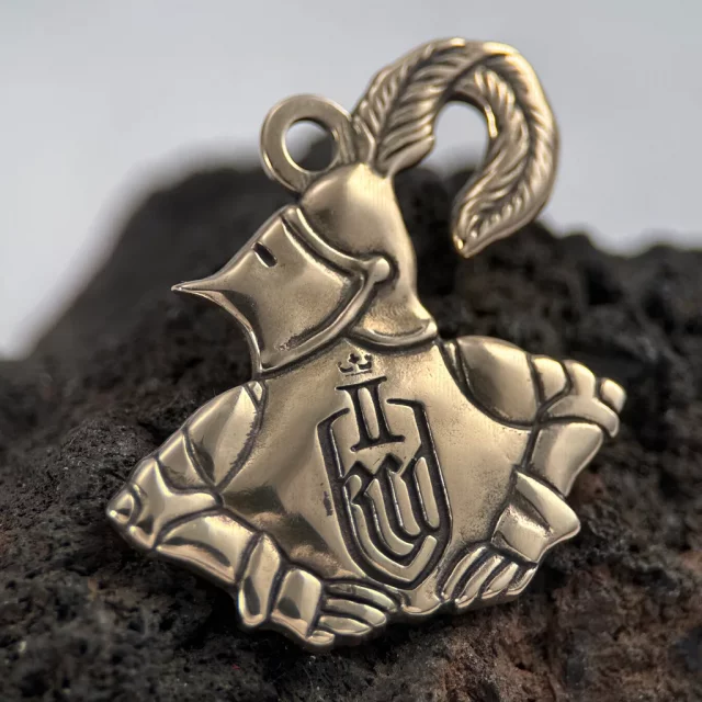 Přívěsek Kingdom Come: Deliverance II - Rytíř (bronz)