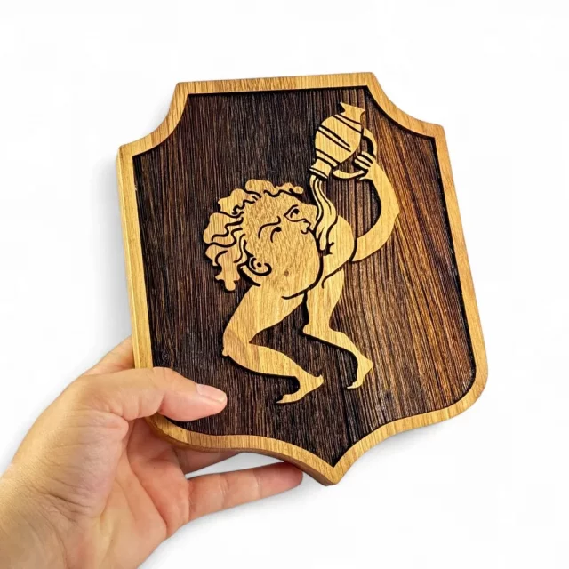 Replika Kingdom Come: Deliverance II - Dřevěný štít na stěnu Bezedná Díra (malý)