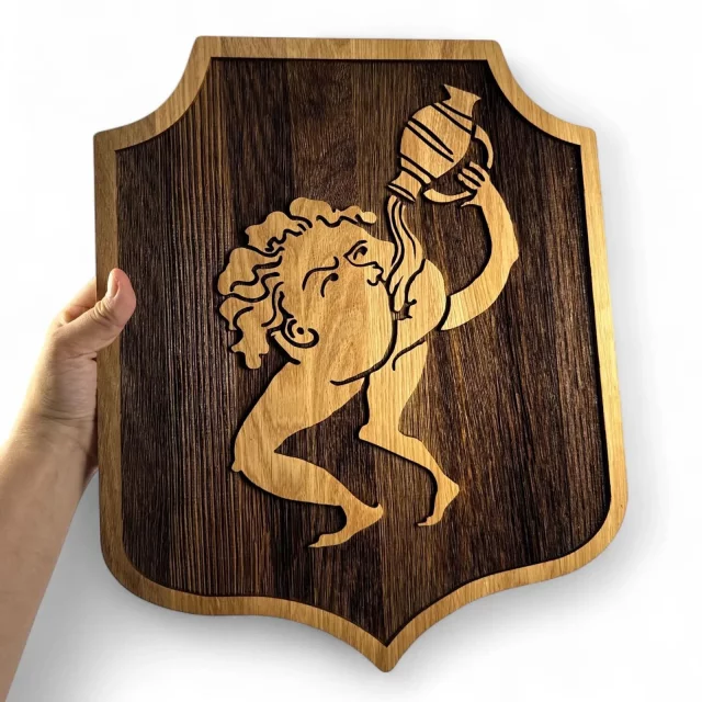 Replika Kingdom Come: Deliverance II - Dřevěný štít na stěnu Bezedná Díra (velký)