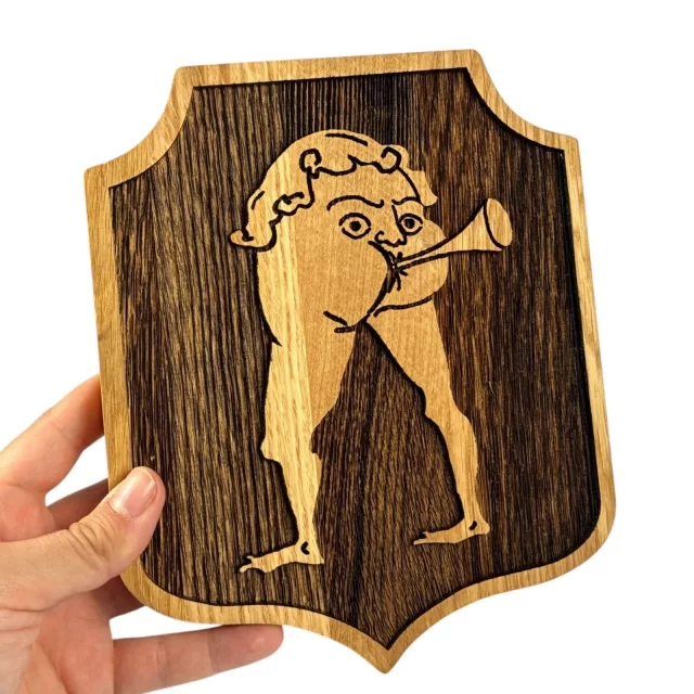 Replika Kingdom Come: Deliverance II - Dřevěný štít na stěnu Hospoda Díra (malý)