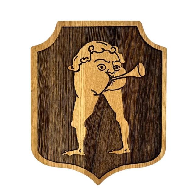 Replika Kingdom Come: Deliverance II - Dřevěný štít na stěnu Hospoda Díra (malý)