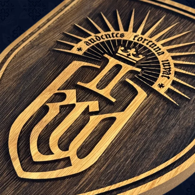 Replika Kingdom Come: Deliverance II - Dřevěný štít na stěnu (malý)