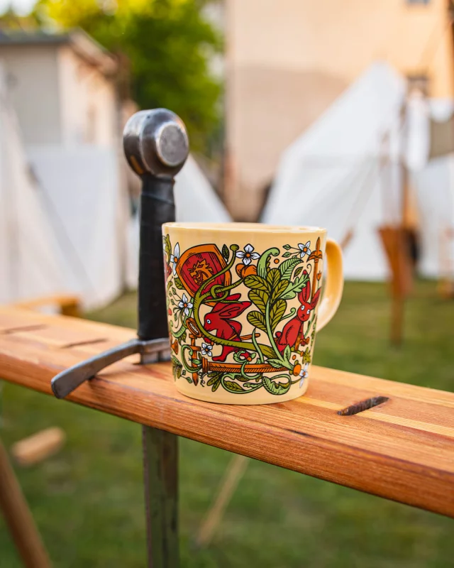 Hrnek Kingdom Come: Deliverance II - Zajíci v rozkvětu