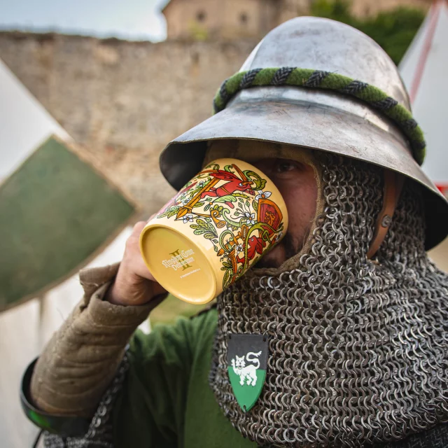 Hrnek Kingdom Come: Deliverance II - Zajíci v rozkvětu