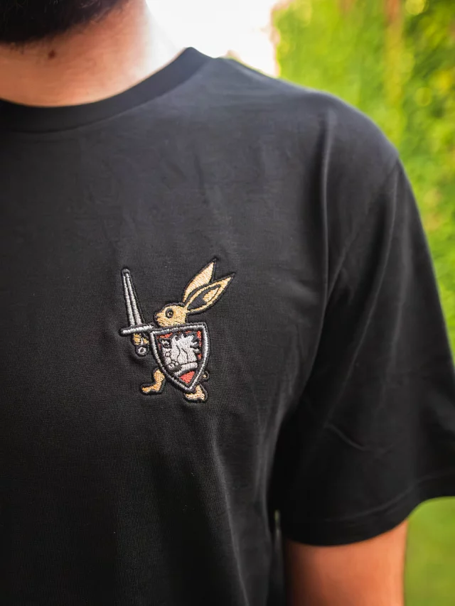 Tričko Kingdom Come: Deliverance II - Zajíc s Warhorse štítem (výšivka)